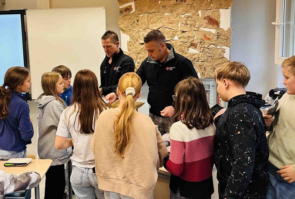 Übergabe neuer Blutdruckmessgeräte an die Holderbergschule –  Rettungsdienst Mittelhessen unterstützt Gesundheitsbildung an der Holderbergschule